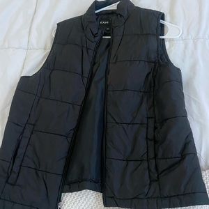 black sleeveless puffer